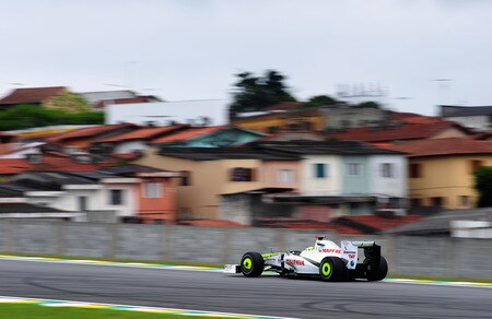SAO PAULO, BRAZIL - OCTOBER 16:  Jenson Button of Great Britain and Brawn GP drives during practice for the Brazilian Formula One Grand Prix at the Interlagos Circuit on October 16, 2009 in Sao Paulo, Brazil.  <br /><br /><span class="help">(Photo by Clive Mason/Getty Images)</span>