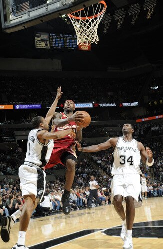 SAN ANTONIO - OCTOBER 16: LeBron James #23 of the Cleveland Cavaliers shoots between Malik Hairston #1 and Antonio McDyess #34 of the San Antonio Spurs on October 16, 2009 at the AT&T Center in San Antonio, Texas. <br /><br /><span class="help">(Photo by D. Clarke Evans/NBAE via Getty Images)</span>
