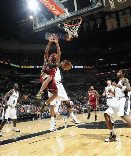 SAN ANTONIO - OCTOBER 16: Mo Williams #2 of the Cleveland Cavaliers looks to pass against the San Antonio Spurs on October 16, 2009 at the AT&T Center in San Antonio, Texas. <br /><br /><span class="help">(Photo by D. Clarke Evans/NBAE via Getty Images)</span>