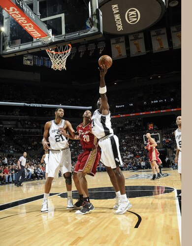 SAN ANTONIO - OCTOBER 16: Antonio McDyess #34 and Tim Duncan #21 of the San Antonio Spurs fight for the rebound against Darryl Watkins #20 of the Cleveland Cavaliers on October 16, 2009 at the AT&T Center in San Antonio, Texas. <br /><br /><span class="help">(Photo by D. Clarke Evans/NBAE via Getty Images)</span>