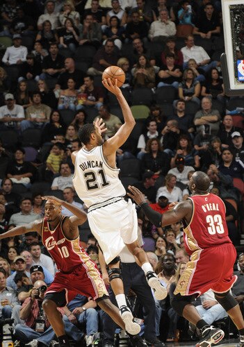 SAN ANTONIO - OCTOBER 16: Tim Duncan #21 of the San Antonio Spurs shoots against Shaquille O<br /><br /><span class="help"></span>