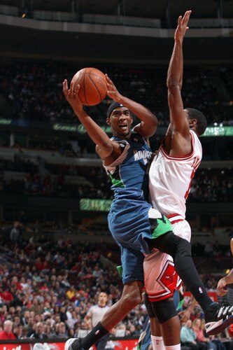 CHICAGO - OCTOBER 16: Corey Brewer #22 of the Minnesota Timberwolves attempts a layup against Derrick Byars #7 of the Chicago Bulls on October 16, 2009 at the United Center in Chicago, Illinois.  <br /><br /><span class="help">(Photo by Gary Dineen/NBAE via Getty Images)</span>