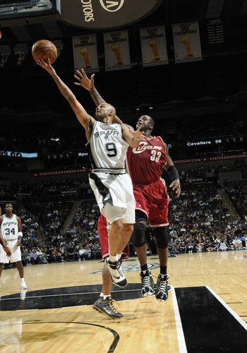 SAN ANTONIO - OCTOBER 16: Tony Parker #9 of the San Antonio Spurs shoots against Shaquille O<br /><br /><span class="help"></span>