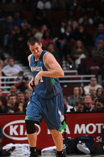 CHICAGO - OCTOBER 16:  Kevin Love #42 of the Minnesota Timberwolves looks down at his injured arm during the NBA game against the Chicago Bulls on October 16, 2009 at the United Center in Chicago, Illinois.  <br /><br /><span class="help">(Photo by Gary Dineen/NBAE via Getty Images)</span>