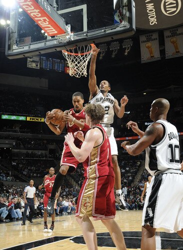 SAN ANTONIO - OCTOBER 16: Jamario Moon #15 of the Cleveland Cavaliers rebounds against the San Antonio Spurs on October 16, 2009 at the AT&T Center in San Antonio, Texas. <br /><br /><span class="help">(Photo by D. Clarke Evans/NBAE via Getty Images)</span>