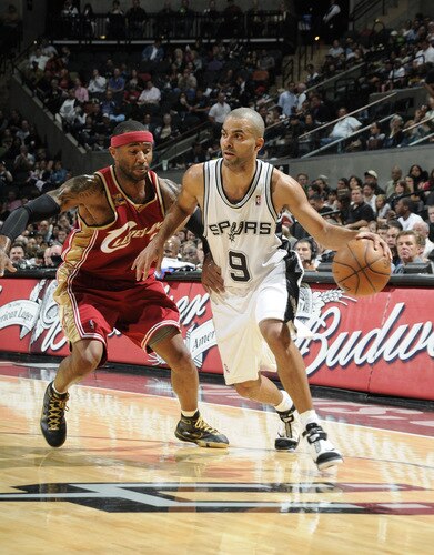 SAN ANTONIO - OCTOBER 16: Tony Parker #9 of the San Antonio Spurs drives against Mo Williams #2 of the Cleveland Cavaliers on October 16, 2009 at the AT&T Center in San Antonio, Texas. <br /><br /><span class="help">(Photo by D. Clarke Evans/NBAE via Getty Images)</span>