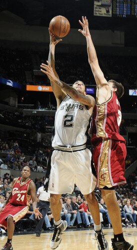 SAN ANTONIO - OCTOBER 16: Marcus Williams #2 of the San Antonio Spurs shoots over Rob Kurz #3 of the Cleveland Cavaliers on October 16, 2009 at the AT&T Center in San Antonio, Texas. <br /><br /><span class="help">(Photo by D. Clarke Evans/NBAE via Getty Images)</span>