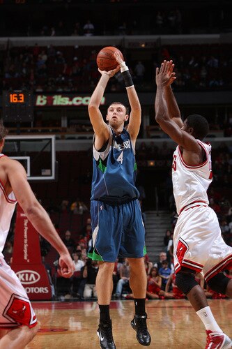 CHICAGO - OCTOBER 16: Oleksiy Pecherov #4 of the Minnesota Timberwolves shoots a jumpshot against Derrick Byars #7 of the Chicago Bulls on October 16, 2009 at the United Center in Chicago, Illinois.  <br /><br /><span class="help">(Photo by Gary Dineen/NBAE via Getty Images)</span>