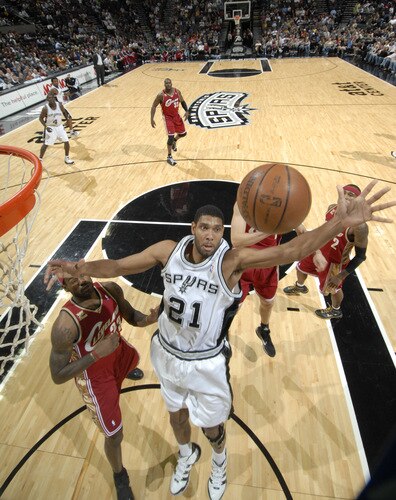 SAN ANTONIO - OCTOBER 16: Tim Duncan #21 of the San Antonio Spurs rebounds against LeBron James #23 of the Cleveland Cavaliers on October 16, 2009 at the AT&T Center in San Antonio, Texas. <br /><br /><span class="help">(Photo by D. Clarke Evans/NBAE via Getty Images)</span>