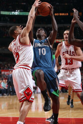 CHICAGO - OCTOBER 16: Johnny Flynn #10 of the Minnesota Timberwolves drives to the basket against Jannero Pargo #2 of the Chicago Bulls on October 16, 2009 at the United Center in Chicago, Illinois.  <br /><br /><span class="help">(Photo by Gary Dineen/NBAE via Getty Images)</span>