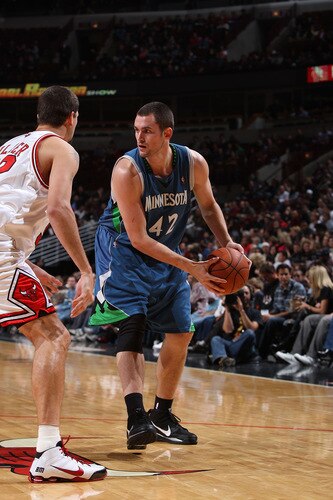 CHICAGO, IL - OCTOBER 16:  Kevin Love #42 of the Minnesota Timberwolves looks to pass against Brad Miller #52 of the Chicago Bulls at the United Center on October 16, 2009 in Chicago, Illinois.  <br /><br /><span class="help">(Photo by Gary Dineen/NBAE via Getty Images)</span>