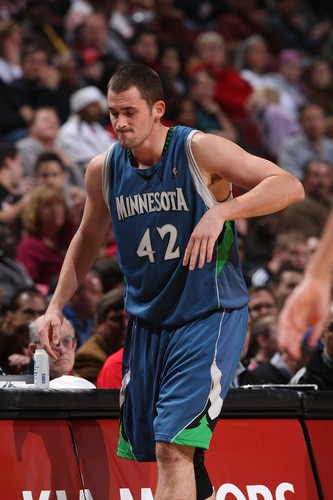 CHICAGO - OCTOBER 16:  Kevin Love #42 of the Minnesota Timberwolves leaves the game after breaking his left hand during the NBA game against the Chicago Bulls at the United Center on October 16, 2009 in Chicago, Illinois.  <br /><br /><span class="help">(Photo by Gary Dineen/NBAE via Getty Images)</span>