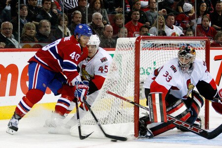MONTREAL- OCTOBER 17:  Maxim Lapierre #40 of the Montreal Canadiens attempts a wrap around on Pascal Leclaire #33 of the Ottawa Senators during the NHL game on October 17, 2009 at the Bell Centre in Montreal, Quebec, Canada.  The Senators defeated the Canadiens 3-1.  <br /><br /><span class="help">(Photo by Richard Wolowicz/Getty Images)</span>