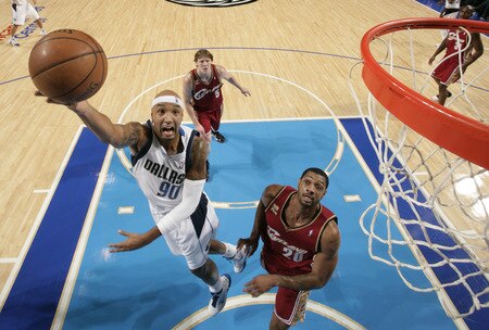 DALLAS - OCTOBER 17: Drew Gooden #90 of the Dallas Mavericks puts up a shot against Darryl Watkins #20 of the Cleveland Cavaliers during a preseason game at the American Airlines Center on October 17, 2009 in Dallas, Texas. <br /><br /><span class="help">(Photo by Glenn James/NBAE via Getty Images)</span>