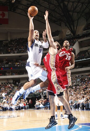 DALLAS - OCTOBER 17: Drew Gooden #90 of the Dallas Mavericks goes in for the runner against Rob Kurz #3 of the Cleveland Cavaliers during a preseason game at the American Airlines Center on October 17, 2009 in Dallas, Texas. <br /><br /><span class="help">(Photo by Tim Heitman/NBAE via Getty Images)</span>