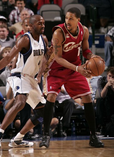 DALLAS - OCTOBER 17: Jamario Moon #15 of the Cleveland Cavaliers posts up against Quinton Ross #6 of the Dallas Mavericks during a preseason game at the American Airlines Center on October 17, 2009 in Dallas, Texas. <br /><br /><span class="help">(Photo by Glenn James/NBAE via Getty Images)</span>