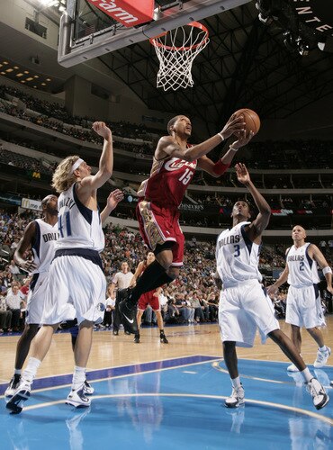 DALLAS - OCTOBER 17: Jamario Moon #15 of the Cleveland Cavaliers goes up and under against Dirk Nowitzki #41 and Rodrigue Beaubois #3 of the Dallas Mavericks during a preseason game at the American Airlines Center on October 17, 2009 in Dallas, Texas. <br /><br /><span class="help">(Photo by Glenn James/NBAE via Getty Images)</span>