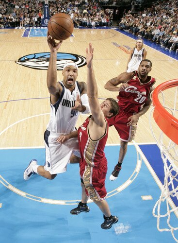 DALLAS - OCTOBER 17: Drew Gooden #90 of the Dallas Mavericks puts up the shot against Rob Kurz #3 of the Cleveland Cavaliers during a preseason game at the American Airlines Center on October 17, 2009 in Dallas, Texas. <br /><br /><span class="help">(Photo by Glenn James/NBAE via Getty Images)</span>