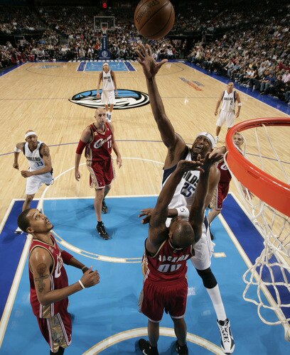 DALLAS - OCTOBER 17: Erick Dampier #25 of the Dallas Mavericks tries to put up a hook shot against Darnell Jackson #00 of the Cleveland Cavaliers during a preseason game at the American Airlines Center on October 17, 2009 in Dallas, Texas. <br /><br /><span class="help">(Photo by Glenn James/NBAE via Getty Images)</span>