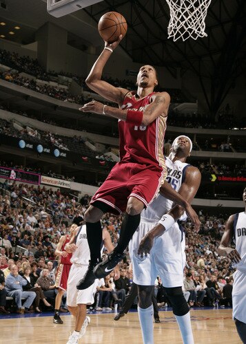 DALLAS - OCTOBER 17: Jamario Moon #15 of the Cleveland Cavaliers goes up for the lay up against Erick Dampier #25 of the Dallas Mavericks during a preseason game at the American Airlines Center on October 17, 2009 in Dallas, Texas. <br /><br /><span class="help">(Photo by Glenn James/NBAE via Getty Images)</span>