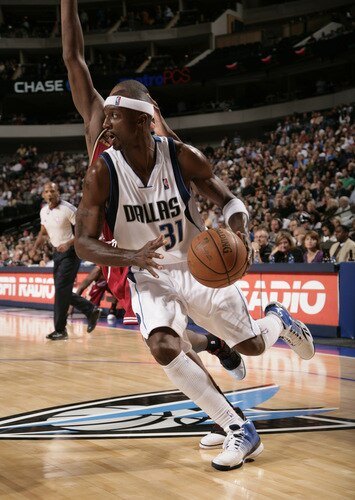 DALLAS - OCTOBER 17: Jason Terry #31 of the Dallas Mavericks drives against the Cleveland Cavaliers during a preseason game at the American Airlines Center on October 17, 2009 in Dallas, Texas. <br /><br /><span class="help">(Photo by Glenn James/NBAE via Getty Images)</span>