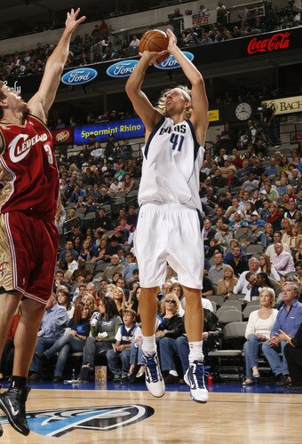 DALLAS - OCTOBER 17: Dirk Nowitzki #41 of the Dallas Mavericks shoots a jumper against Rob Kurz #3 of the Cleveland Cavaliers during a preseason game at the American Airlines Center on October 17, 2009 in Dallas, Texas. <br /><br /><span class="help">(Photo by Tim Heitman/NBAE via Getty Images)</span>
