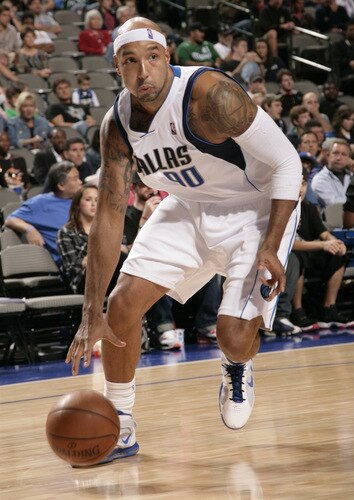DALLAS - OCTOBER 17: Drew Gooden #90 of the Dallas Mavericks drives to the hole against the Cleveland Cavaliers during a preseason game at the American Airlines Center on October 17, 2009 in Dallas, Texas. <br /><br /><span class="help">(Photo by Glenn James/NBAE via Getty Images)</span>
