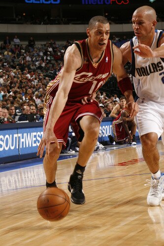 DALLAS - OCTOBER 17: Anthony Parker #18 of the Cleveland Cavaliers drives against Jason Kidd #2 of the Dallas Mavericks during a preseason game at the American Airlines Center on October 17, 2009 in Dallas, Texas. <br /><br /><span class="help">(Photo by Tim Heitman/NBAE via Getty Images)</span>