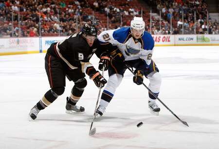 ANAHEIM, CA - OCTOBER 17:  Bobby Ryan #9 of the Anaheim Ducks and Patrik Berglund #21 of the St. Louis Blues battle for the puck in the first period at Honda Center on October 17, 2009 in Anaheim, California.  <br /><br /><span class="help">(Photo by Jeff Gross/Getty Images)</span>