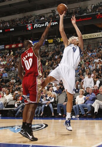DALLAS - OCTOBER 17: Dirk Nowitzki #41 of the Dallas Mavericks puts up a jumper against Darnell Jackson #00 of the Cleveland Cavaliers during a preseason game at the American Airlines Center on October 17, 2009 in Dallas, Texas. <br /><br /><span class="help">(Photo by Tim Heitman/NBAE via Getty Images)</span>