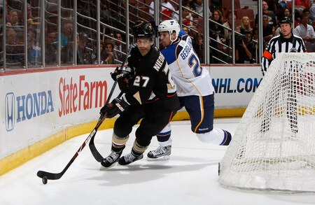ANAHEIM, CA - OCTOBER 17:  Scott Niedermayer #27 of the Anaheim Ducks is pursued by Patrik Berglund #21 of the St. Louis Blues for the puck in the second period at Honda Center on October 17, 2009 in Anaheim, California.  <br /><br /><span class="help">(Photo by Jeff Gross/Getty Images)</span>