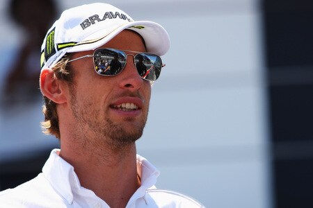SAO PAULO, BRAZIL - OCTOBER 18:  Jenson Button of Great Britain and Brawn GP attends the drivers parade before the Brazilian Formula One Grand Prix at the Interlagos Circuit on October 18, 2009 in Sao Paulo, Brazil.  <br /><br /><span class="help">(Photo by Mark Thompson/Getty Images)</span>