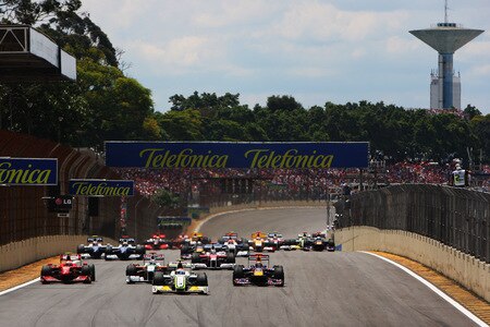 SAO PAULO, BRAZIL - OCTOBER 18:  Rubens Barrichello of Brazil and Brawn GP leads the field at the start of the Brazilian Formula One Grand Prix at the Interlagos Circuit on October 18, 2009 in Sao Paulo, Brazil.  <br /><br /><span class="help">(Photo by Mark Thompson/Getty Images)</span>
