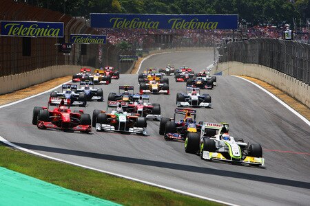SAO PAULO, BRAZIL - OCTOBER 18:  Rubens Barrichello of Brazil and Brawn GP leads the field at the start of the Brazilian Formula One Grand Prix at the Interlagos Circuit on October 18, 2009 in Sao Paulo, Brazil.  <br /><br /><span class="help">(Photo by Mark Thompson/Getty Images)</span>