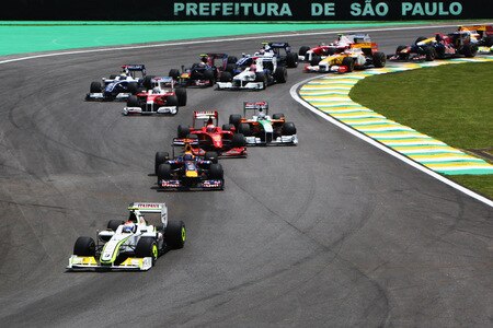 SAO PAULO, BRAZIL - OCTOBER 18:  Rubens Barrichello of Brazil and Brawn GP leads the field at the start of the Brazilian Formula One Grand Prix at the Interlagos Circuit on October 18, 2009 in Sao Paulo, Brazil.  <br /><br /><span class="help">(Photo by Vladimir Rys/Bongarts/Getty Images)</span>