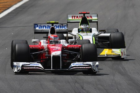 SAO PAULO, BRAZIL - OCTOBER 18:  Kamui Kobayashi (L) of Japan and Toyota and Jenson Button (R) of Great Britain and Brawn GP race into turn one during the Brazilian Formula One Grand Prix at the Interlagos Circuit on October 18, 2009 in Sao Paulo, Brazil.  <br /><br /><span class="help">(Photo by Mark Thompson/Getty Images)</span>