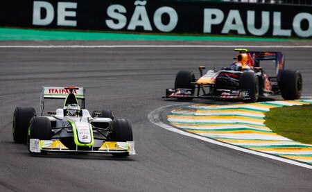 SAO PAULO, BRAZIL - OCTOBER 18:  Jenson Button of Great Britain and Brawn GP leads from Sebastian Vettel of Germany and Red Bull Racing during the Brazilian Formula One Grand Prix at the Interlagos Circuit on October 18, 2009 in Sao Paulo, Brazil.  <br /><br /><span class="help">(Photo by Mark Thompson/Getty Images)</span>