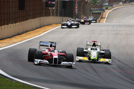 SAO PAULO, BRAZIL - OCTOBER 18:  Kamui Kobayashi (L) of Japan and Toyota and Jenson Button (R) of Great Britain and Brawn GP race into turn one during the Brazilian Formula One Grand Prix at the Interlagos Circuit on October 18, 2009 in Sao Paulo, Brazil.  <br /><br /><span class="help">(Photo by Mark Thompson/Getty Images)</span>