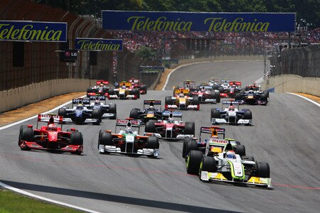 SAO PAULO, BRAZIL - OCTOBER 18:  Rubens Barrichello of Brazil and Brawn GP leads the field at the start of the Brazilian Formula One Grand Prix at the Interlagos Circuit on October 18, 2009 in Sao Paulo, Brazil.  <br /><br /><span class="help">(Photo by Mark Thompson/Getty Images)</span>