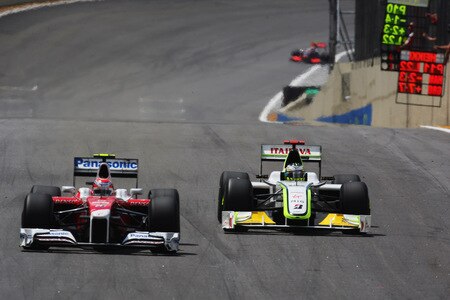 SAO PAULO, BRAZIL - OCTOBER 18:  Kamui Kobayashi (L) of Japan and Toyota and Jenson Button (R) of Great Britain and Brawn GP race into turn one during the Brazilian Formula One Grand Prix at the Interlagos Circuit on October 18, 2009 in Sao Paulo, Brazil.  <br /><br /><span class="help">(Photo by Mark Thompson/Getty Images)</span>