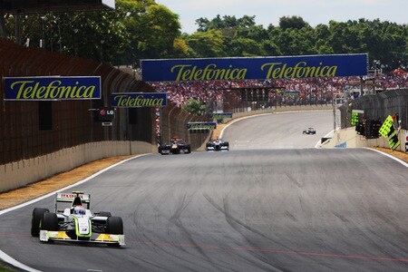 SAO PAULO, BRAZIL - OCTOBER 18:  Rubens Barrichello of Brazil and Brawn GP leads the field during the Brazilian Formula One Grand Prix at the Interlagos Circuit on October 18, 2009 in Sao Paulo, Brazil.  <br /><br /><span class="help">(Photo by Mark Thompson/Getty Images)</span>