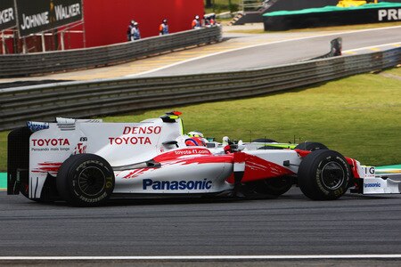 SAO PAULO, BRAZIL - OCTOBER 18:  Kamui Kobayashi (front) of Japan and Toyota and Jenson Button (rear) of Great Britain and Brawn GP race into turn one during the Brazilian Formula One Grand Prix at the Interlagos Circuit on October 18, 2009 in Sao Paulo, Brazil.  <br /><br /><span class="help">(Photo by Mark Thompson/Getty Images)</span>