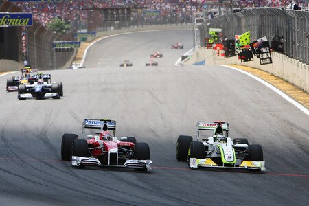 SAO PAULO, BRAZIL - OCTOBER 18:  Kamui Kobayashi (L) of Japan and Toyota and Jenson Button (R) of Great Britain and Brawn GP race into turn one during the Brazilian Formula One Grand Prix at the Interlagos Circuit on October 18, 2009 in Sao Paulo, Brazil.  <br /><br /><span class="help">(Photo by Mark Thompson/Getty Images)</span>