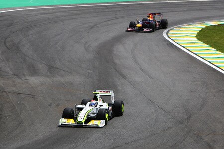 SAO PAULO, BRAZIL - OCTOBER 18:  Rubens Barrichello of Brazil and Brawn GP leads from Mark Webber of Australia and Red Bull Racing at the start of the Brazilian Formula One Grand Prix at the Interlagos Circuit on October 18, 2009 in Sao Paulo, Brazil.  <br /><br /><span class="help">(Photo by Vladimir Rys/Bongarts/Getty Images)</span>