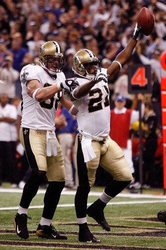 NEW ORLEANS - OCTOBER 18:  Mike Bell #21 and Jeremy Shockey #88 of the New Orleans Saints celebrate after Bell scores a touchdown against the New York Giants at the Louisiana Superdome on October 18, 2009 in New Orleans, Louisiana.  <br /><br /><span class="help">(Photo by Chris Graythen/Getty Images)</span>