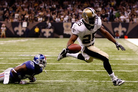 NEW ORLEANS - OCTOBER 18:  Reggie Bush #25 of the New Orleans Saints scores a touchdown over Kevin Dockery #35 of the New York Giants at the Louisiana Superdome on October 18, 2009 in New Orleans, Louisiana.  <br /><br /><span class="help">(Photo by Chris Graythen/Getty Images)</span>