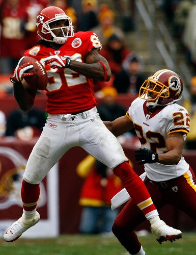 LANDOVER, MD - OCTOBER 18:  Dwayne Bowe #82 of the Kansas City Chiefs catches a pass as Carlos Rogers #22 of the Washington Redskins defends during their game October 18, 2009 at FedEx Field in Landover, Maryland.The Chiefs won the game 14-6.  <br /><br /><span class="help">(Photo by Win McNamee/Getty Images)</span>