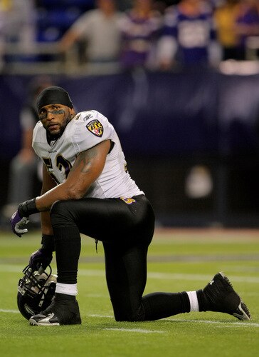 MINNEAPOLIS - OCTOBER 18:  Linebacker Ray Lewis #52 of the Baltimore Ravens looks on during the two minute warning against the Minnesota Vikings during NFL action at Hubert H. Humphrey Metrodome on October 18, 2009 in Minneapolis, Minnesota. The Vikings defeated the Ravens 33-31.  <br /><br /><span class="help">(Photo by Doug Pensinger/Getty Images)</span>