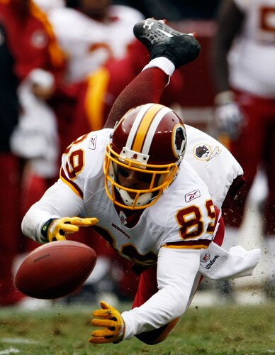 LANDOVER, MD - OCTOBER 18:  Wide receiver Santana Moss #89 of the Washington Redskins drops a ball against the Kansas City Chiefs during their game October 18, 2009 at FedEx Field in Landover, Maryland. The Chiefs defeated the Redskins 14-6.  <br /><br /><span class="help">(Photo by Win McNamee/Getty Images)</span>