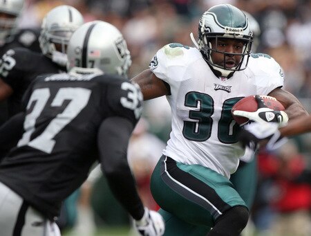 OAKLAND, CA - OCTOBER 18:  Brian Westbrook #36 of the Philadelphia Eagles runs against the Oakland Raiders during an NFL game at the Oakland-Alameda County Coliseum on October 18, 2009 in Oakland, California.  <br /><br /><span class="help">(Photo by Jed Jacobsohn/Getty Images)</span>